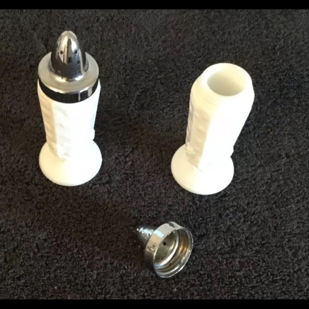 WESTMORELAND White Milk Glass Salt/Pepper shakers - Picture 5 of 7